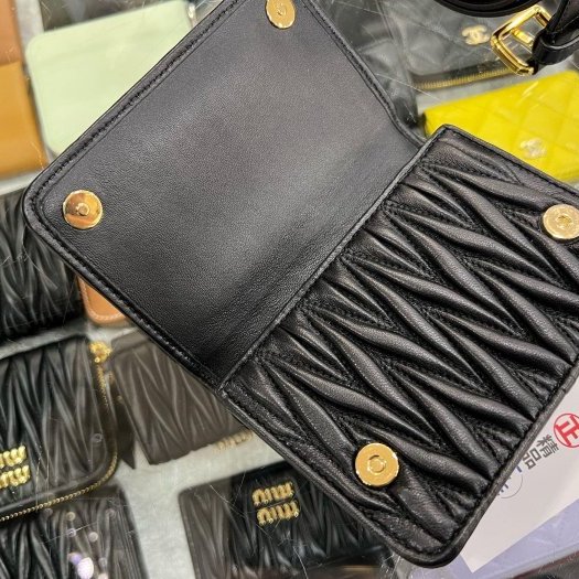 東區正精品㊣MIU MIU 黑色全皮皺褶金字卡片腰包 85CM RZ6148-3