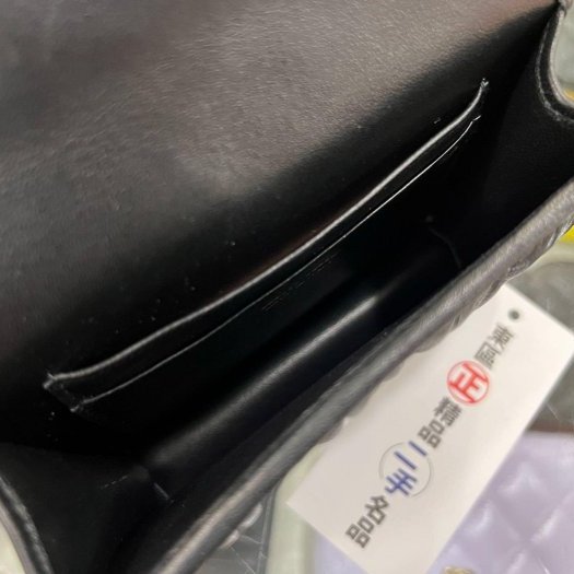 東區正精品㊣MIU MIU 黑色全皮皺褶金字卡片腰包 85CM RZ6148-4