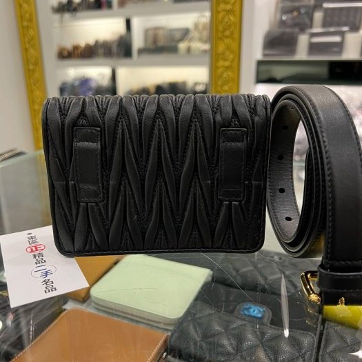 東區正精品㊣MIU MIU 黑色全皮皺褶金字卡片腰包 85CM RZ6148-6