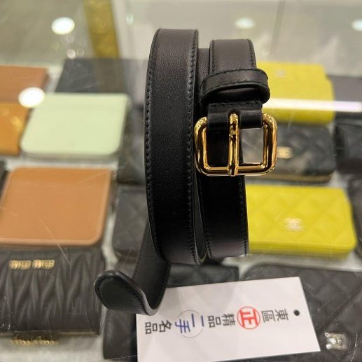 東區正精品㊣MIU MIU 黑色全皮皺褶金字卡片腰包 85CM RZ6148-7