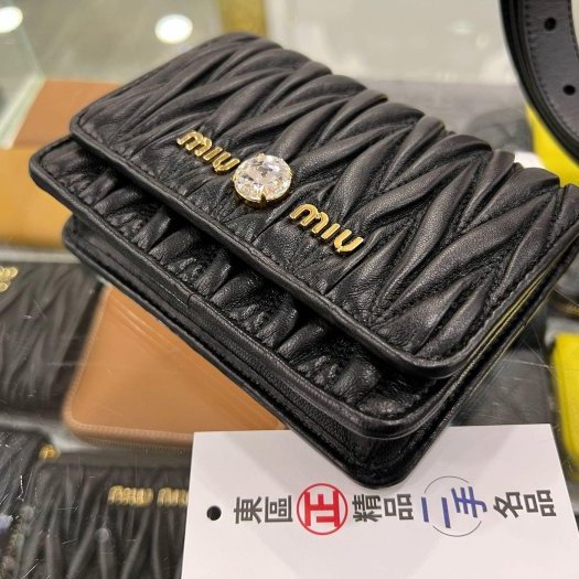 東區正精品㊣MIU MIU 黑色全皮皺褶金字卡片腰包 85CM RZ6148-9