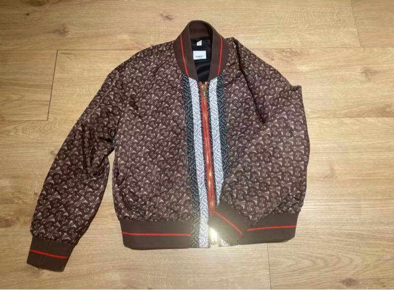 「JL 精品代購」98新 NBA球星Steven 同款 Burberry 滿logo外套-0