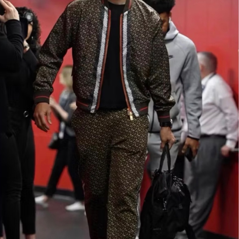 「JL 精品代購」98新 NBA球星Steven 同款 Burberry 滿logo外套-2