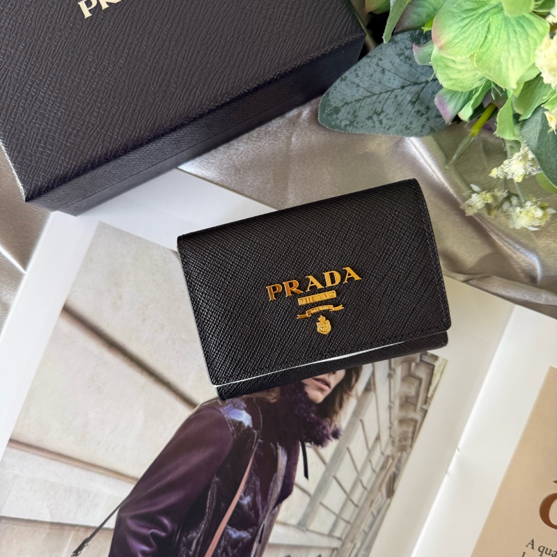 浮雕Logo 防刮皮革雙釦迷你三折短夾(黑色/淡粉色)-0