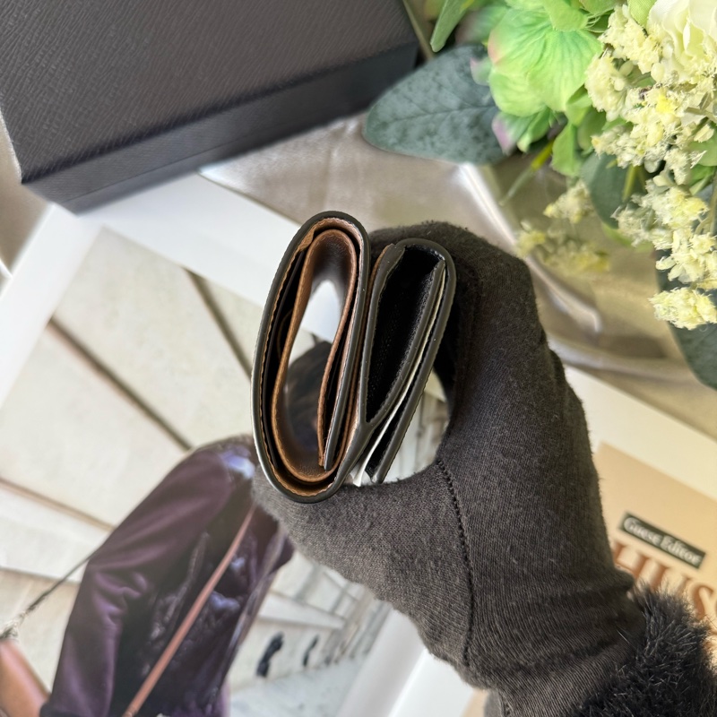 浮雕Logo 防刮皮革雙釦迷你三折短夾(黑色/淡粉色)-1