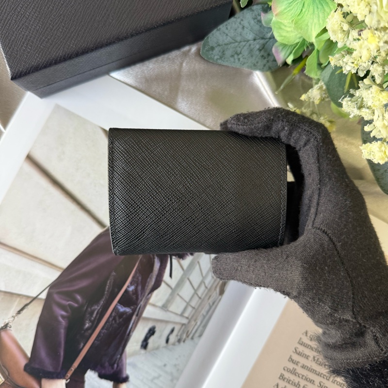 浮雕Logo 防刮皮革雙釦迷你三折短夾(黑色/淡粉色)-2