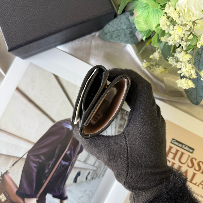 浮雕Logo 防刮皮革雙釦迷你三折短夾(黑色/淡粉色)-3