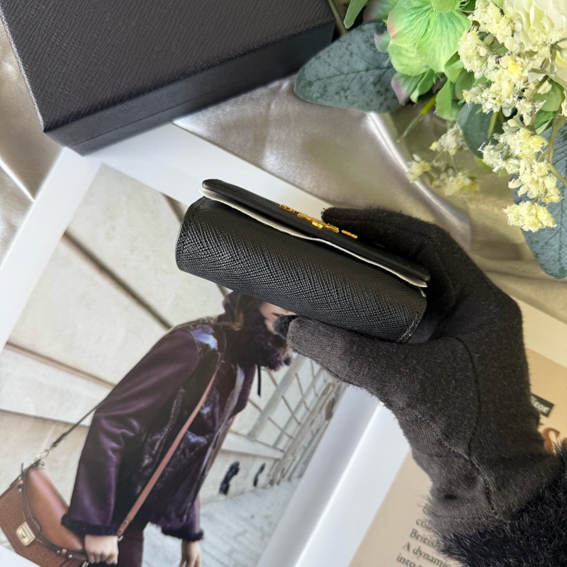 浮雕Logo 防刮皮革雙釦迷你三折短夾(黑色/淡粉色)-4