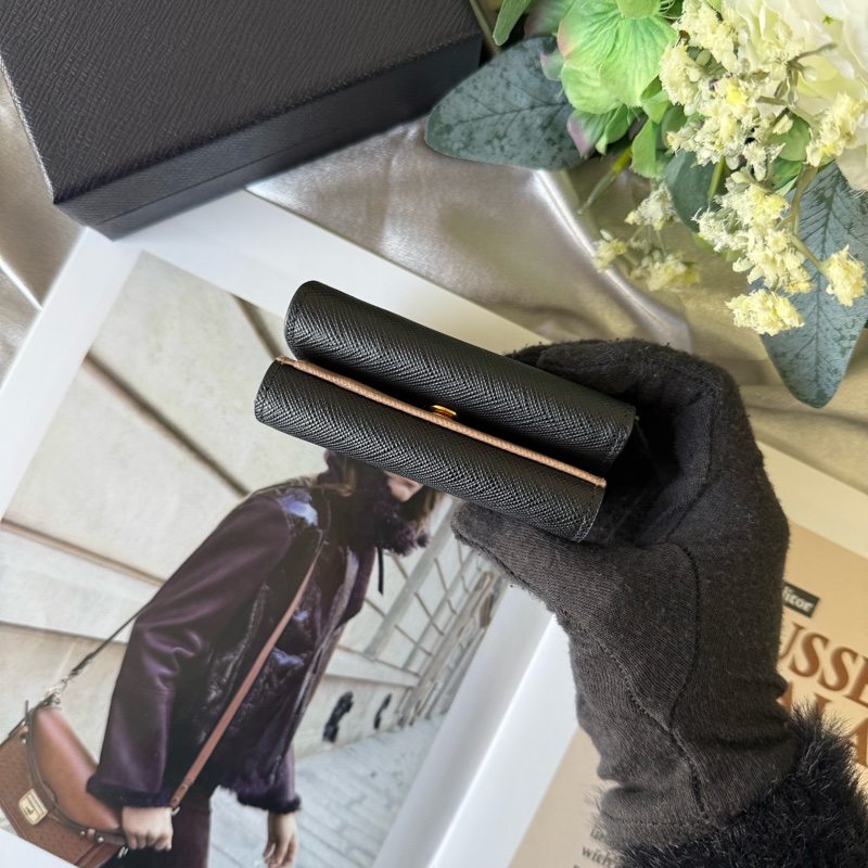 浮雕Logo 防刮皮革雙釦迷你三折短夾(黑色/淡粉色)-5