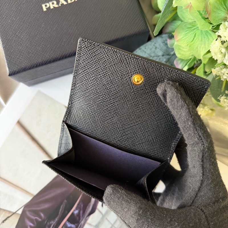 浮雕Logo 防刮皮革雙釦迷你三折短夾(黑色/淡粉色)-6