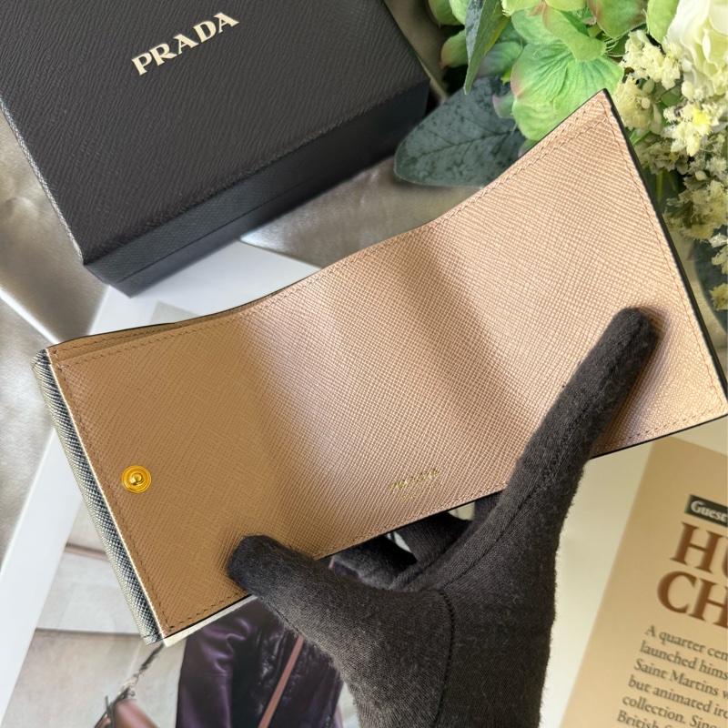 浮雕Logo 防刮皮革雙釦迷你三折短夾(黑色/淡粉色)-7