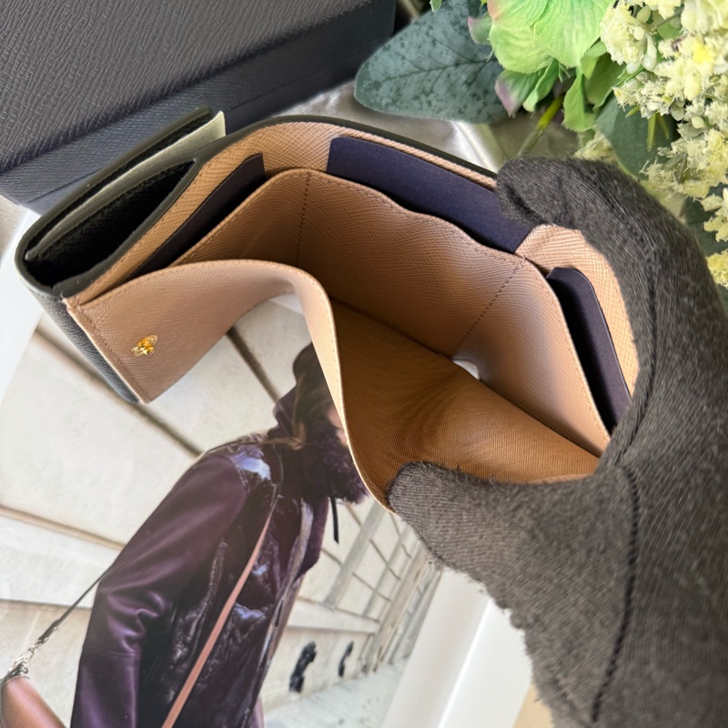 浮雕Logo 防刮皮革雙釦迷你三折短夾(黑色/淡粉色)-8