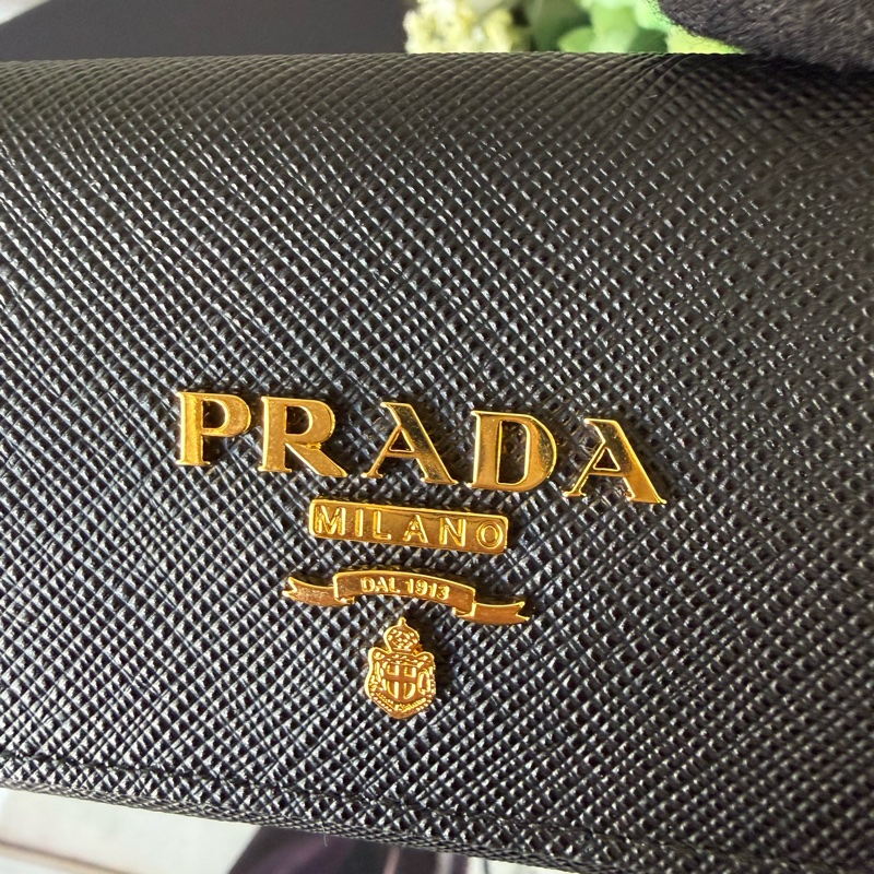 浮雕Logo 防刮皮革雙釦迷你三折短夾(黑色/淡粉色)-9