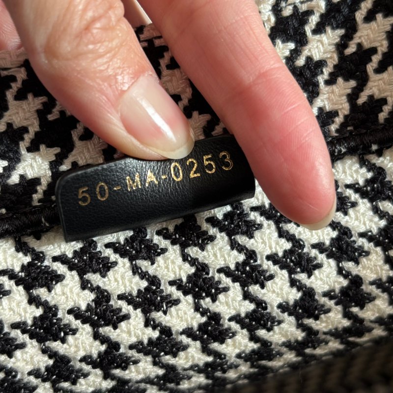 中號 ::Christian Dior:: Dior Book Tote 黑/白色千鳥格刺繡托特包 手提肩背包-14