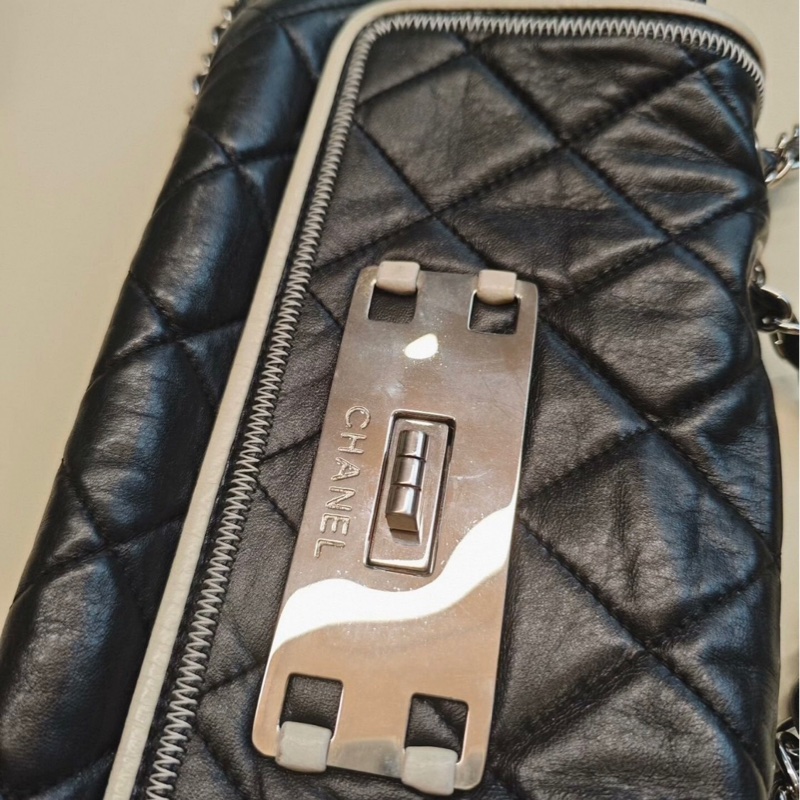 Chanel黑銀菱格紋鏈條包-2