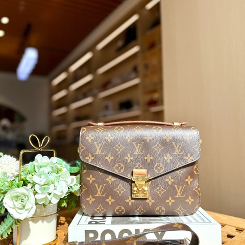 95新[愛心]LV老花郵差包  保值耐造容量大 可單肩斜挎手提 19年編碼