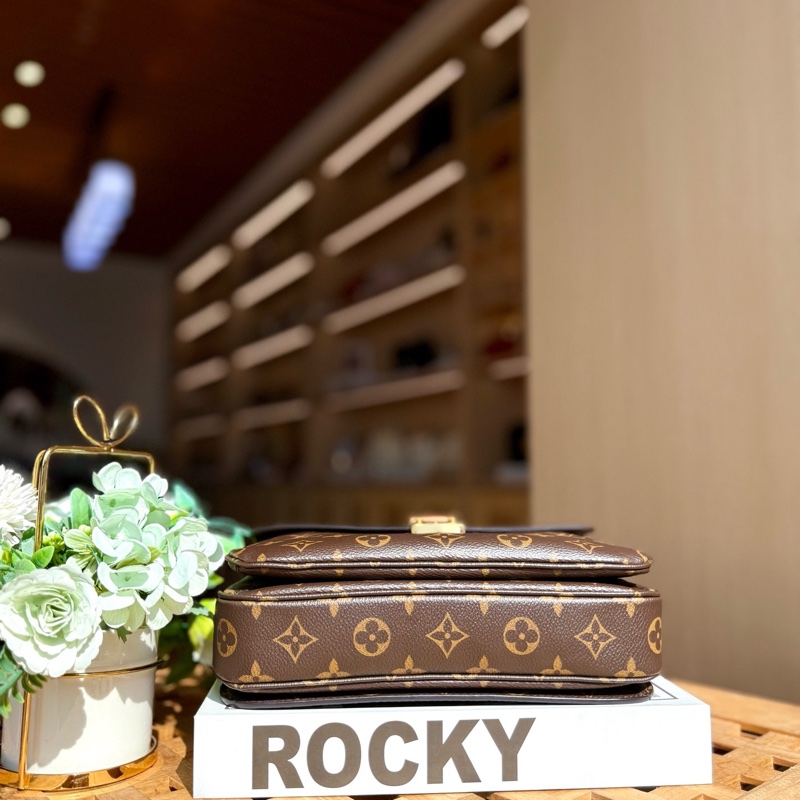 95新[愛心]LV老花郵差包  保值耐造容量大 可單肩斜挎手提 19年編碼-5