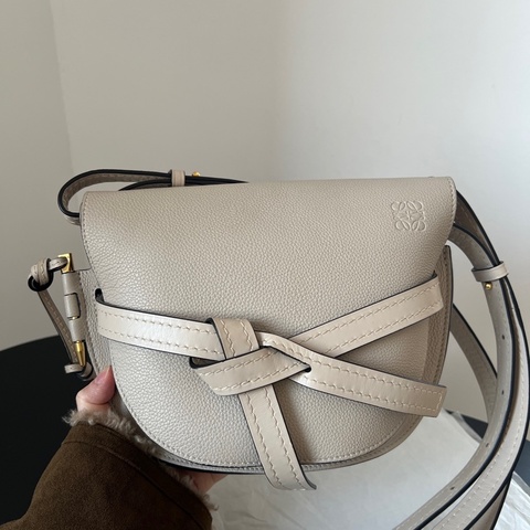 Loewe燕麥色馬鞍包Gate