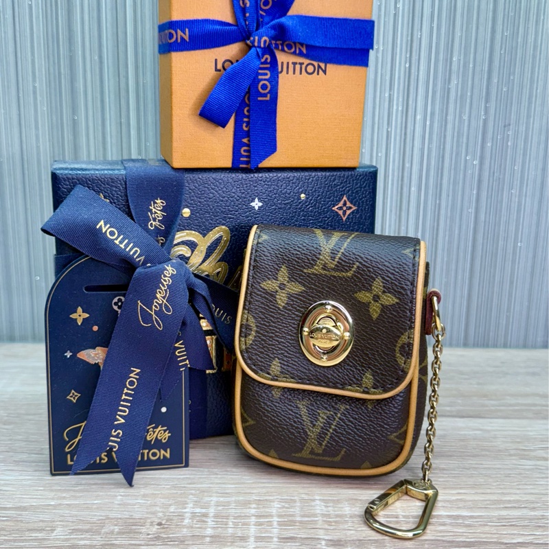 LV M60020 字紋金釦肚臍鑰匙零錢包-0