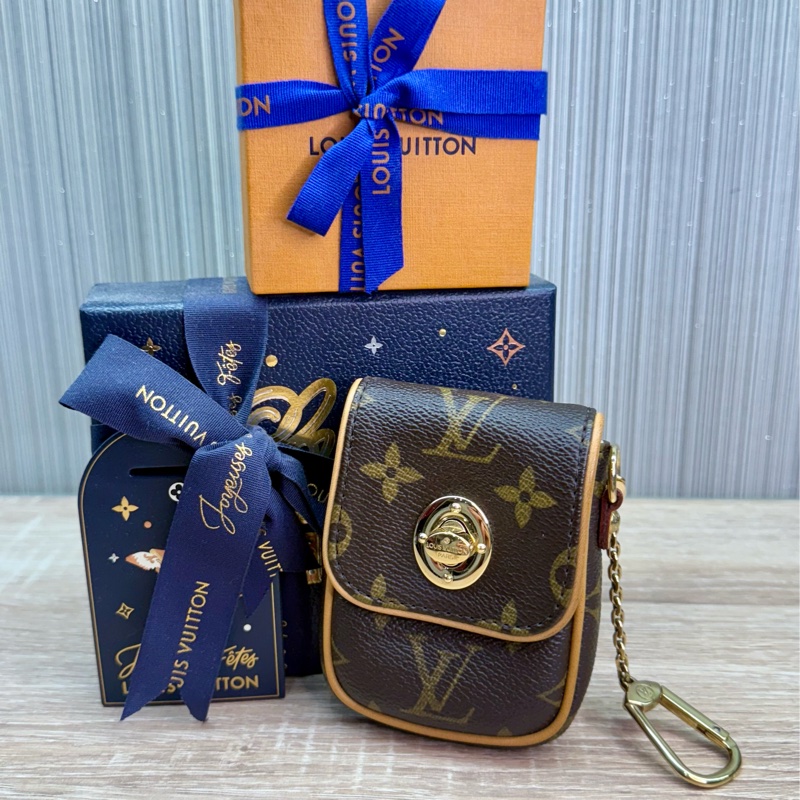 LV M60020 字紋金釦肚臍鑰匙零錢包-1