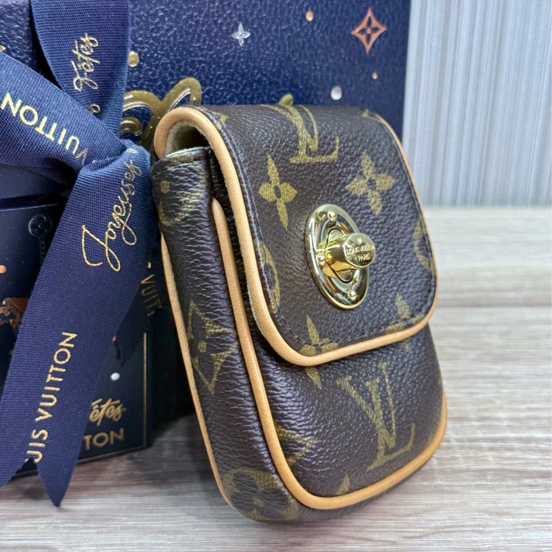 LV M60020 字紋金釦肚臍鑰匙零錢包-3