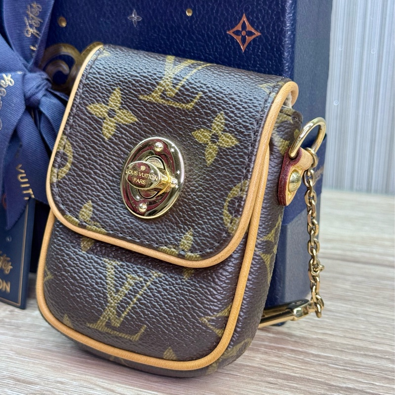 LV M60020 字紋金釦肚臍鑰匙零錢包-4