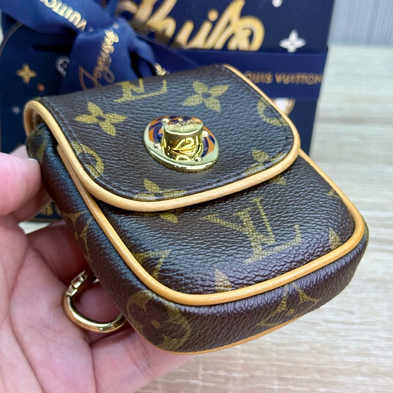 LV M60020 字紋金釦肚臍鑰匙零錢包-8