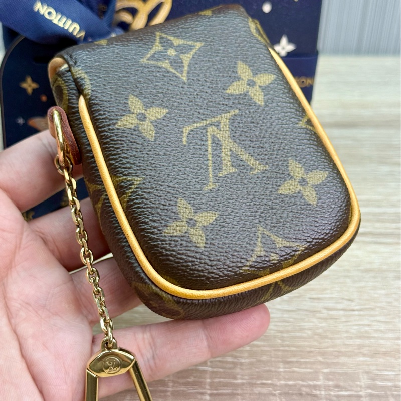 LV M60020 字紋金釦肚臍鑰匙零錢包-10