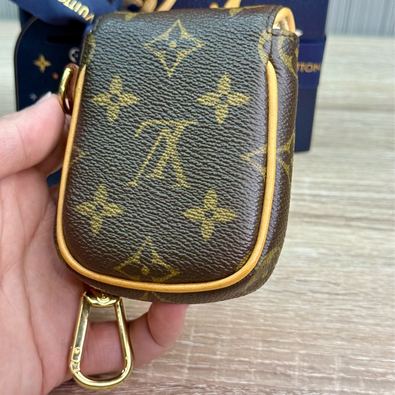 LV M60020 字紋金釦肚臍鑰匙零錢包-11