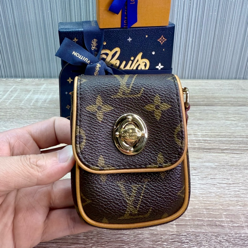 LV M60020 字紋金釦肚臍鑰匙零錢包-12