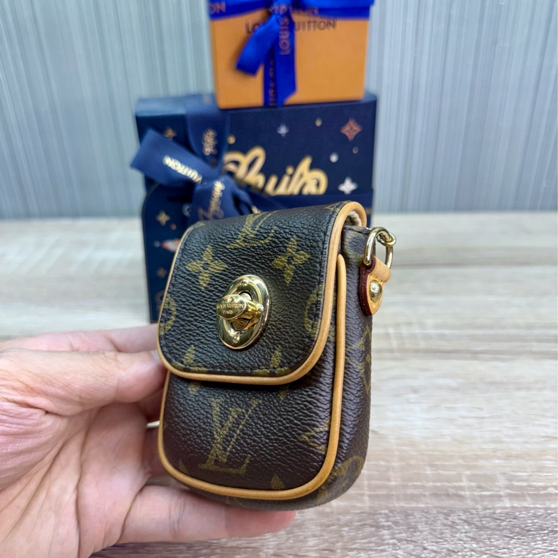 LV M60020 字紋金釦肚臍鑰匙零錢包-14