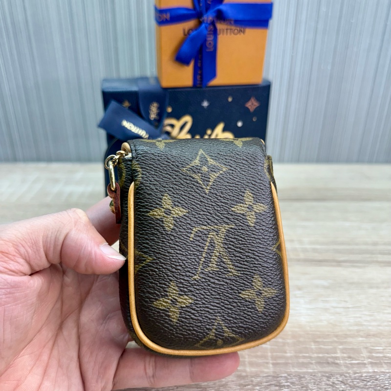 LV M60020 字紋金釦肚臍鑰匙零錢包-15