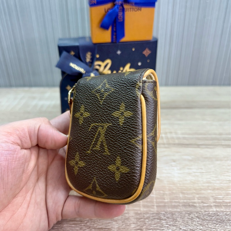 LV M60020 字紋金釦肚臍鑰匙零錢包-16