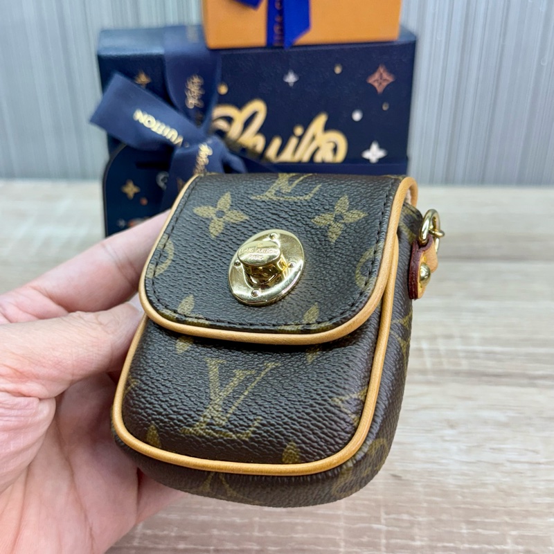 LV M60020 字紋金釦肚臍鑰匙零錢包-18