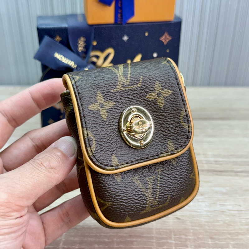 LV M60020 字紋金釦肚臍鑰匙零錢包-19
