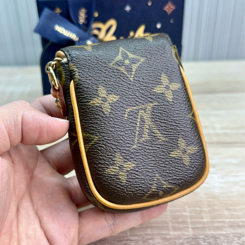 LV M60020 字紋金釦肚臍鑰匙零錢包-20