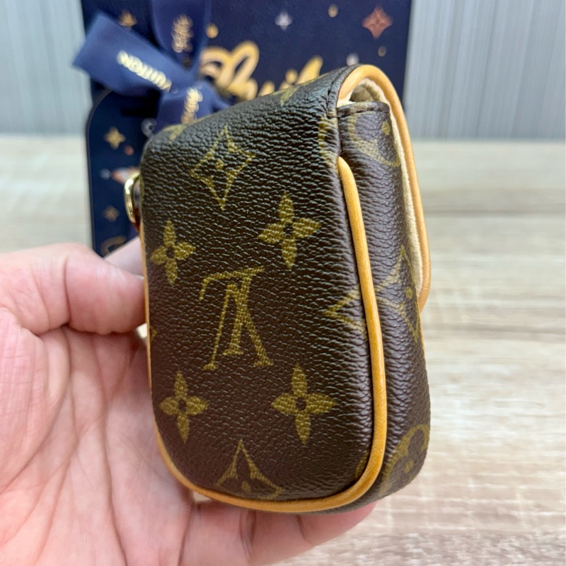 LV M60020 字紋金釦肚臍鑰匙零錢包-21