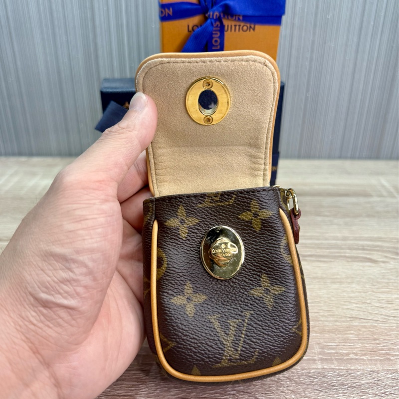 LV M60020 字紋金釦肚臍鑰匙零錢包-22