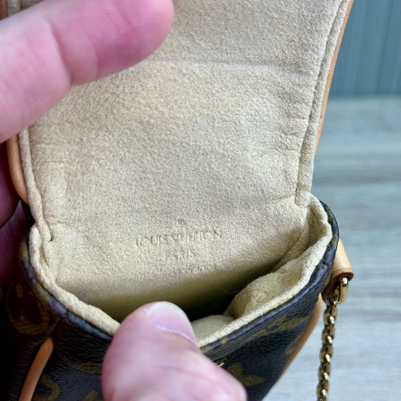 LV M60020 字紋金釦肚臍鑰匙零錢包-26