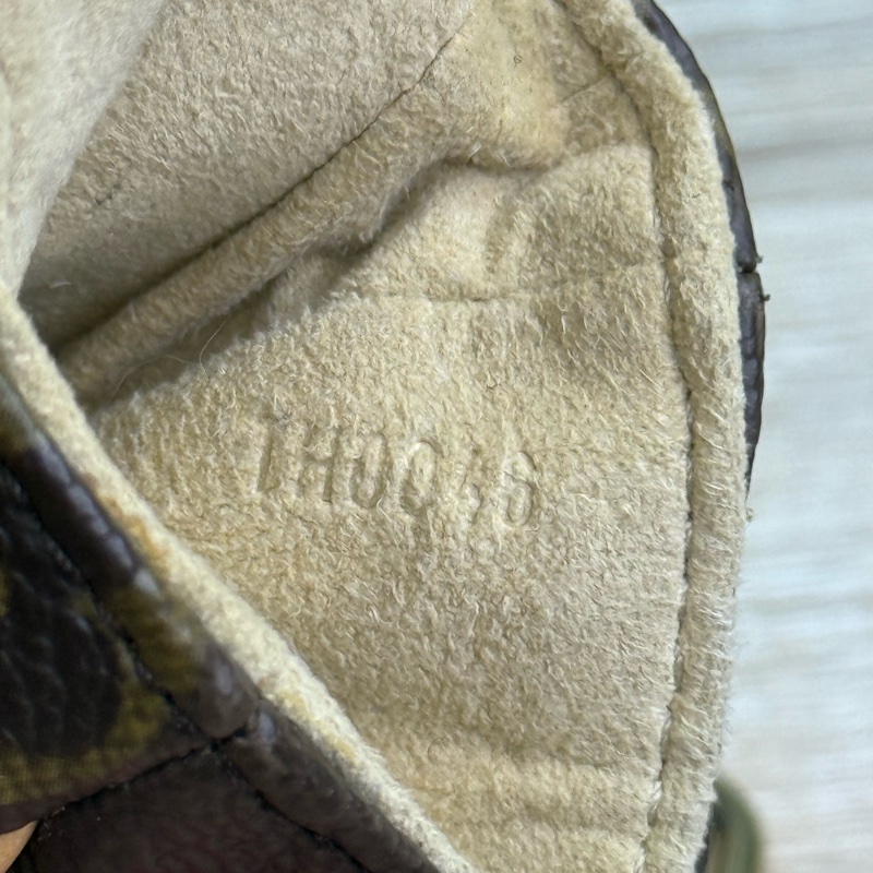 LV M60020 字紋金釦肚臍鑰匙零錢包-28