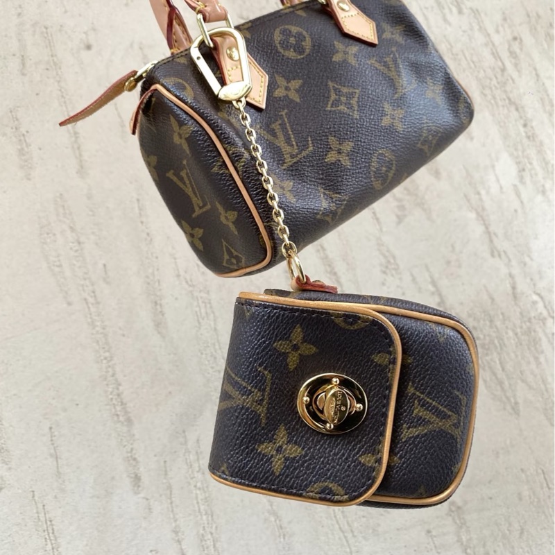 LV M60020 字紋金釦肚臍鑰匙零錢包-29