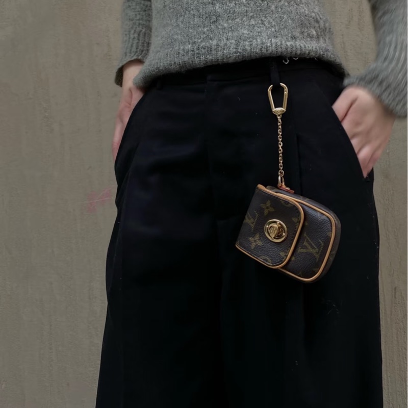 LV M60020 字紋金釦肚臍鑰匙零錢包-30