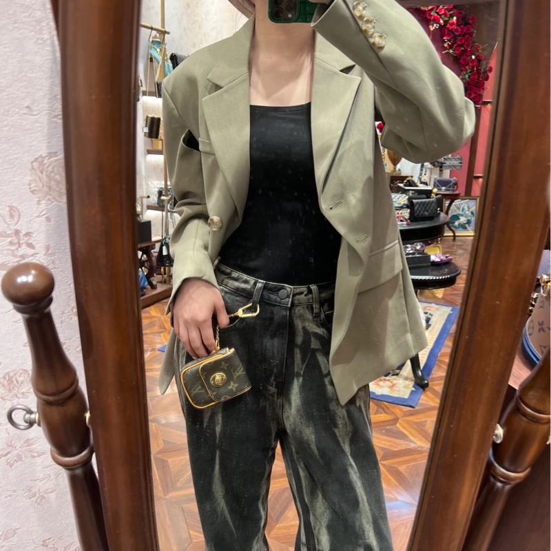 LV M60020 字紋金釦肚臍鑰匙零錢包-31