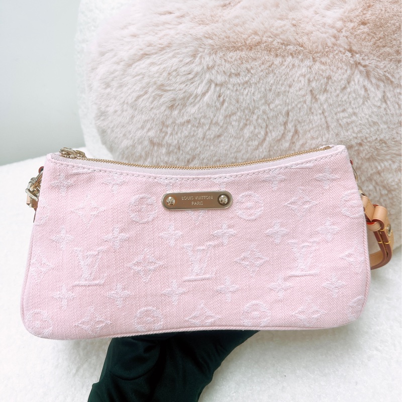 全新 Lv liv pochette 粉色丹寧腋下包-1