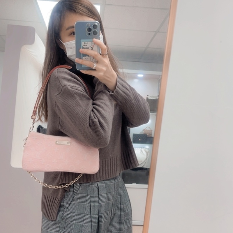 全新 Lv liv pochette 粉色丹寧腋下包-12