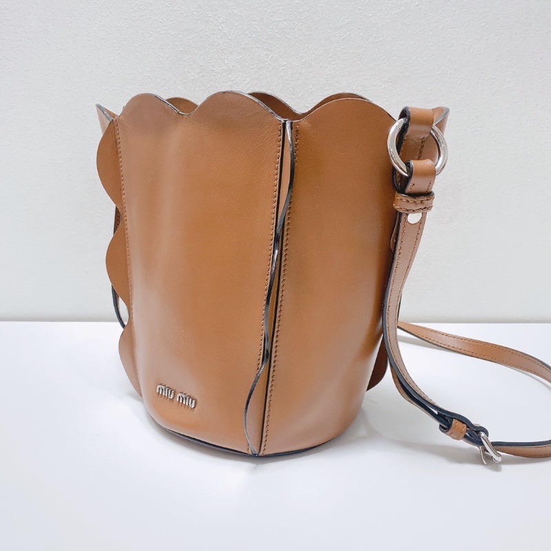 miumiu 棕色波浪邊花瓣包 15*22  98新配件塵袋-2