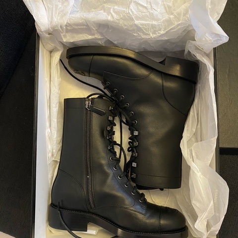 全新 Chanel香奈兒黑色雙C鞋頭logo皮革高幫馬丁靴 38碼。