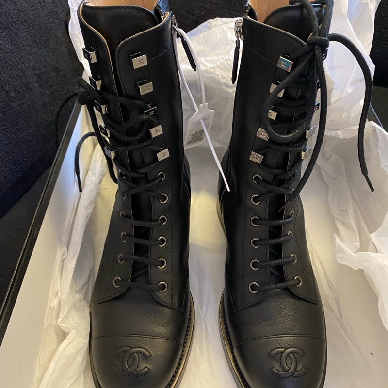 全新 Chanel香奈兒黑色雙C鞋頭logo皮革高幫馬丁靴 38碼。-1