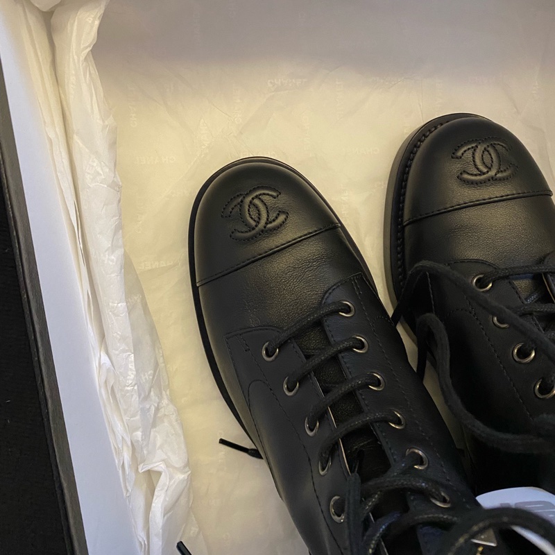 全新 Chanel香奈兒黑色雙C鞋頭logo皮革高幫馬丁靴 38碼。-4