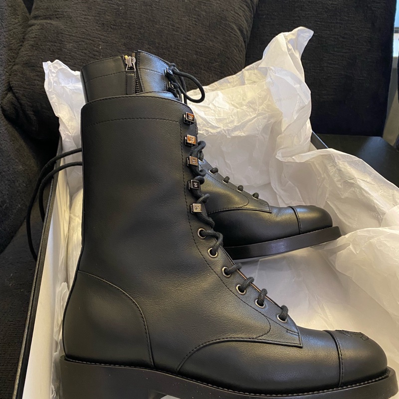 全新 Chanel香奈兒黑色雙C鞋頭logo皮革高幫馬丁靴 38碼。-9